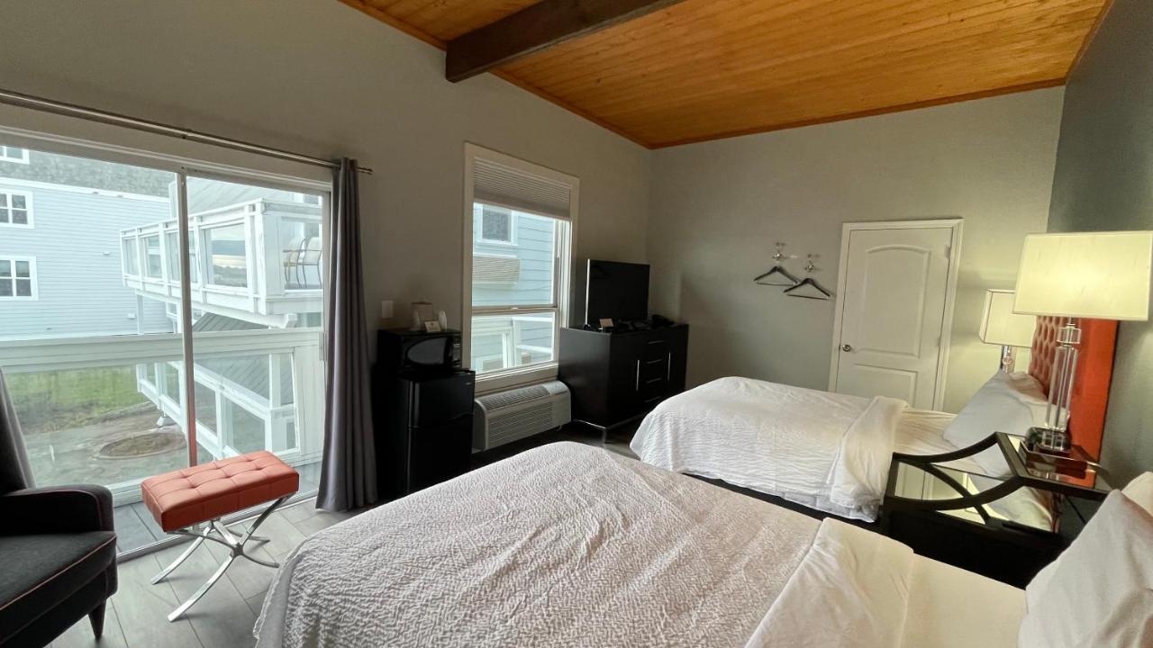 Deluxe Double Room with Sea View at Tides Inn & Suites