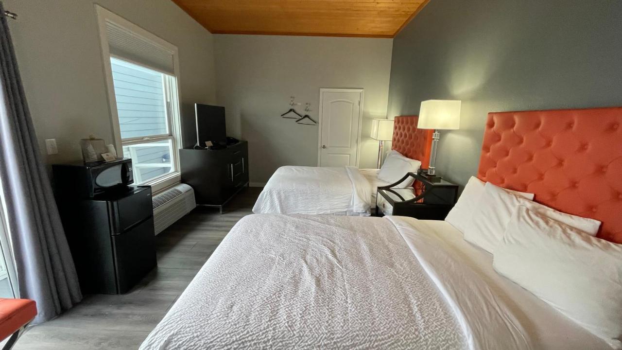 Deluxe Double Room with Sea View at Tides Inn & Suites