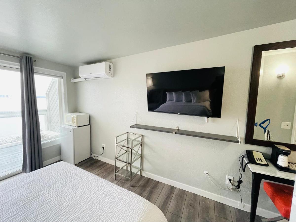 Queen Room with Sea View at Tides Inn & Suites