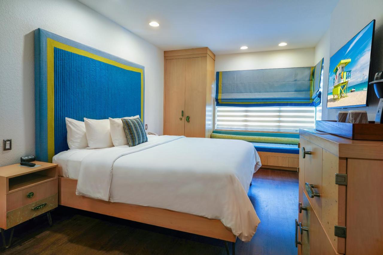 Collins Deluxe at The Tony Hotel South Beach