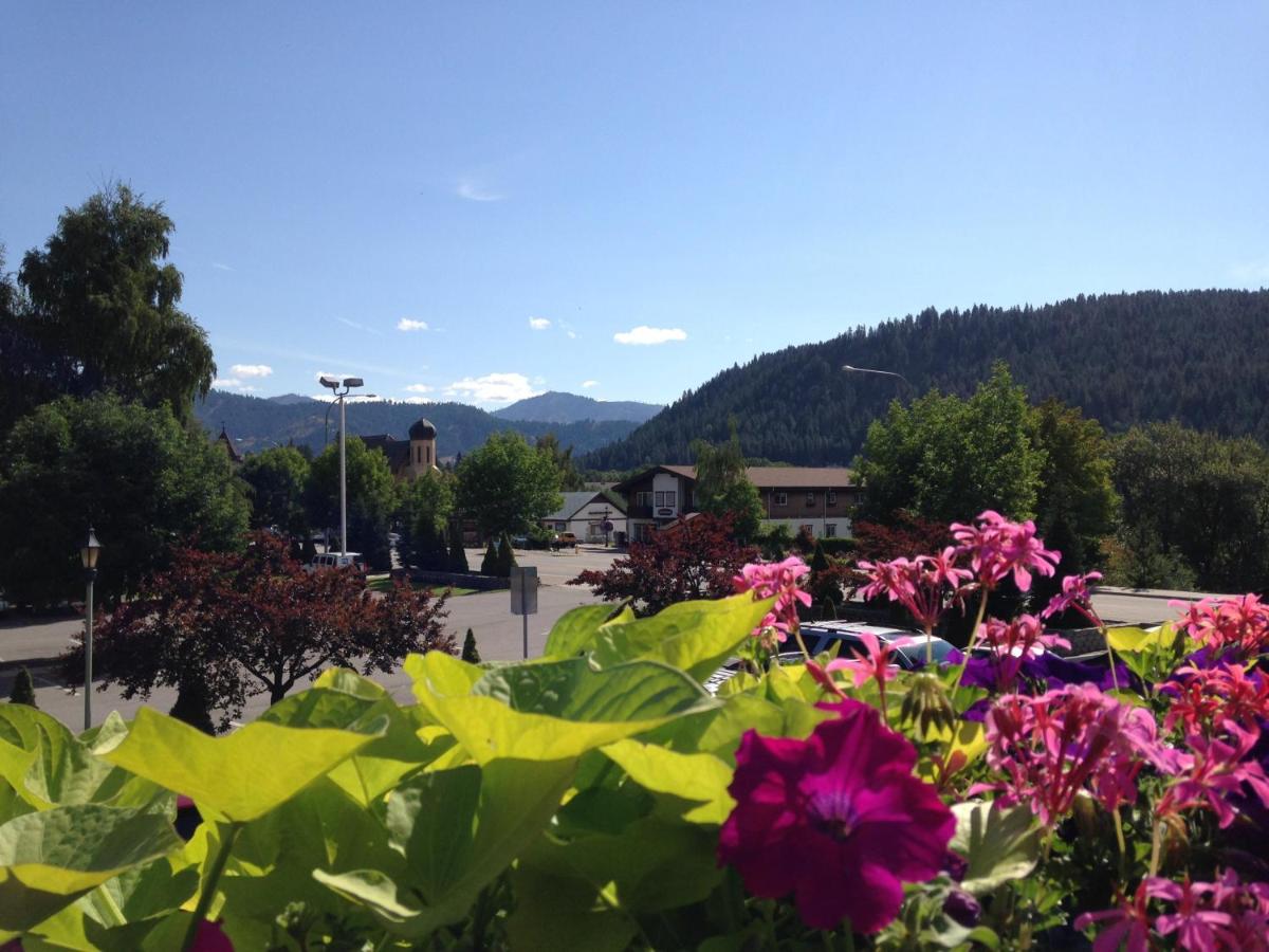 | Linderhof Inn