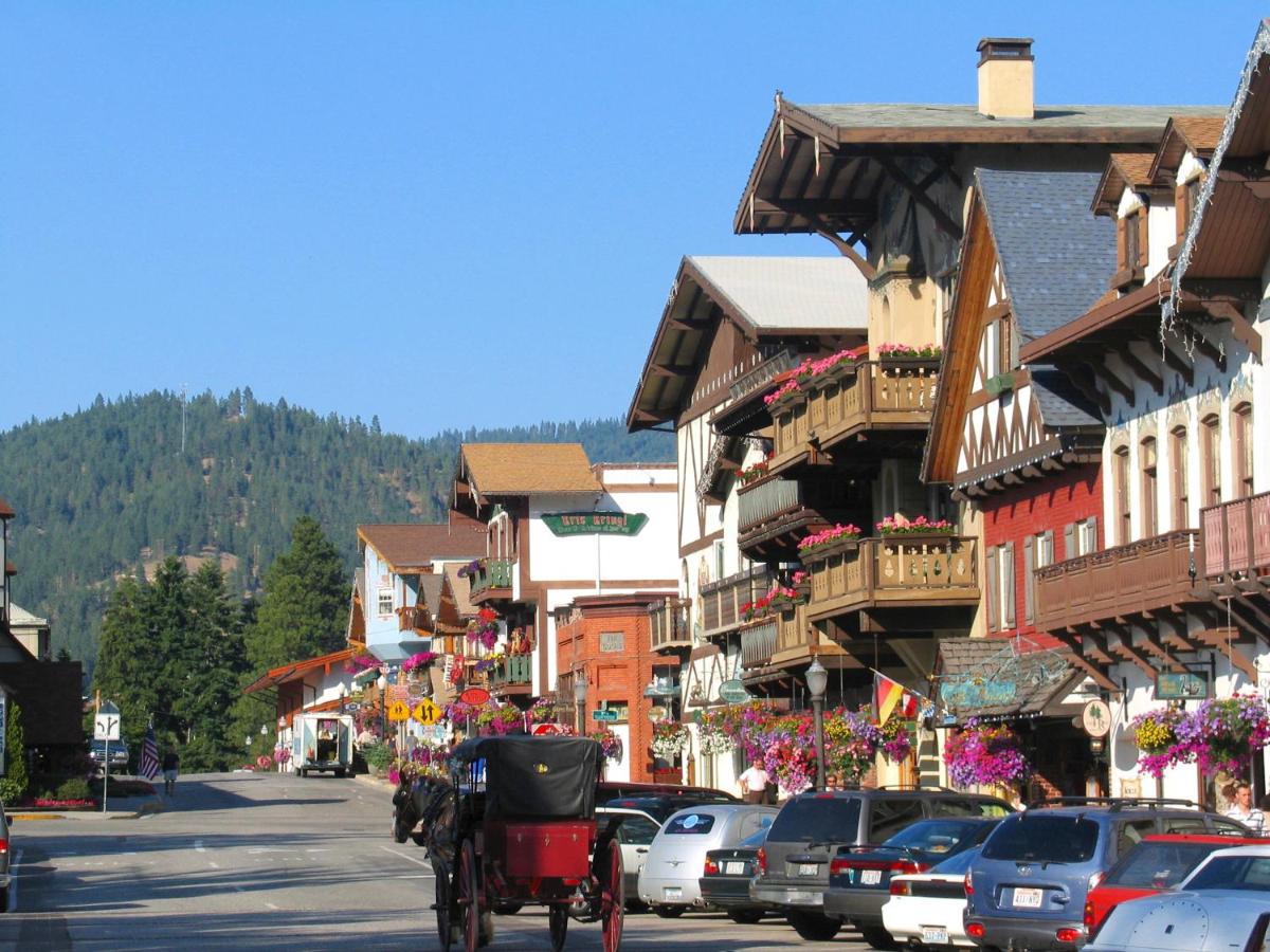 | Linderhof Inn
