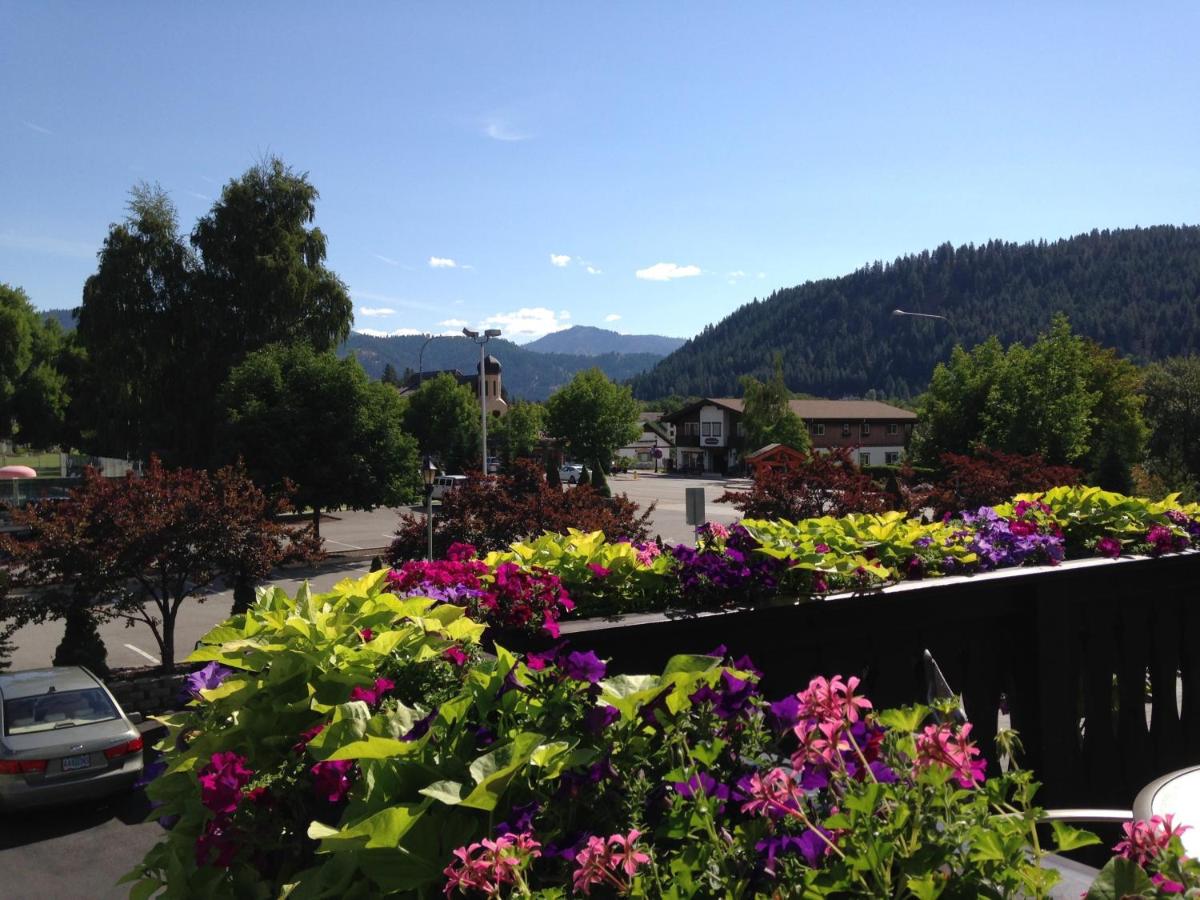 | Linderhof Inn