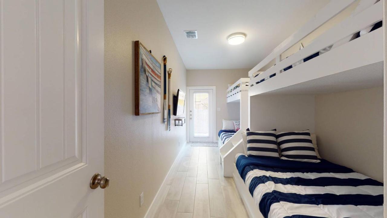  | BC101 New Townhome, Heated Pool, 1 Minute Drive to Beach