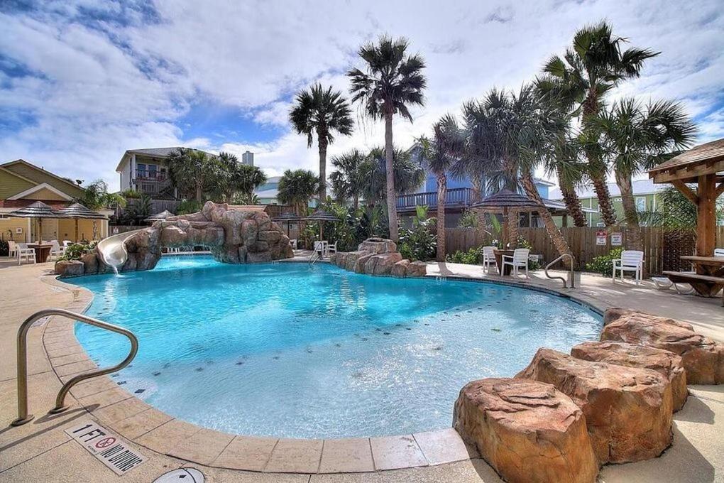  | BC102 Beautifully Decorated Townhome, Heated Shared Pool, 1 Minute to Beach