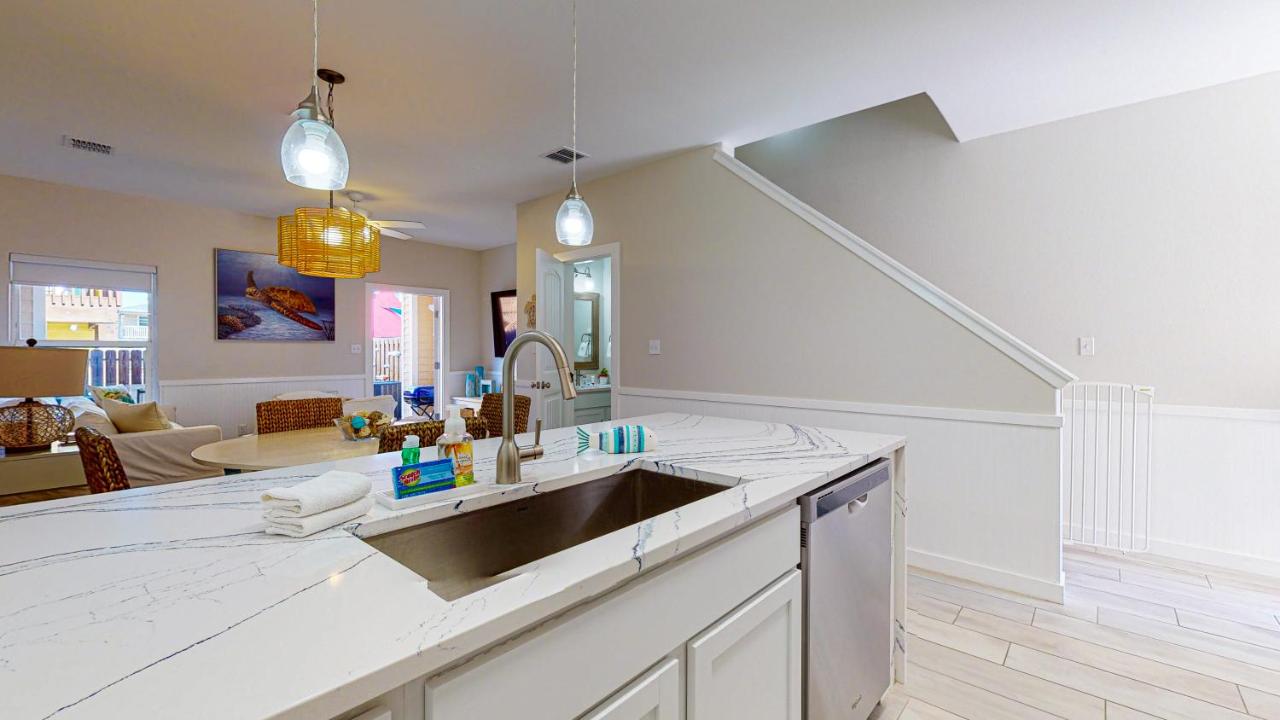  | BC102 Beautifully Decorated Townhome, Heated Shared Pool, 1 Minute to Beach