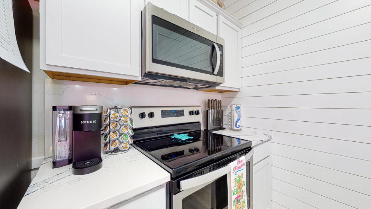  | BC102 Beautifully Decorated Townhome, Heated Shared Pool, 1 Minute to Beach
