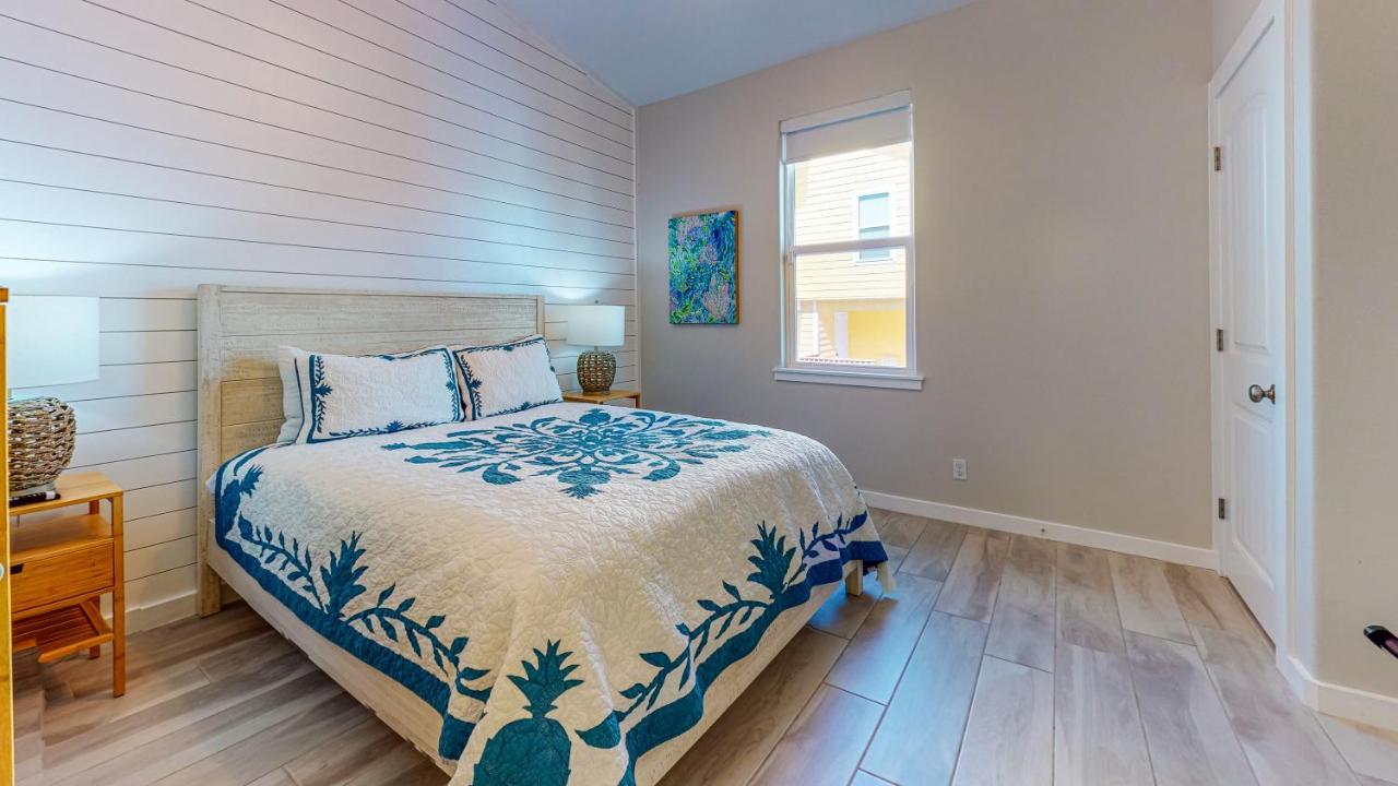 | BC102 Beautifully Decorated Townhome, Heated Shared Pool, 1 Minute to Beach
