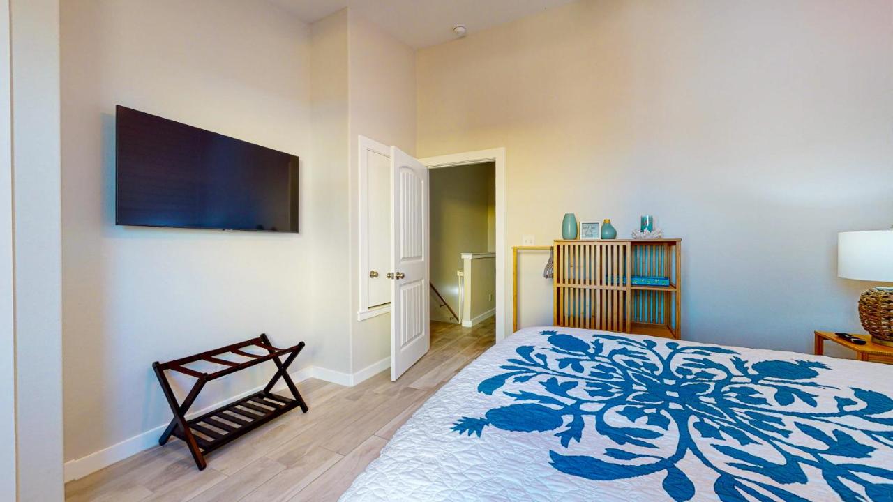  | BC102 Beautifully Decorated Townhome, Heated Shared Pool, 1 Minute to Beach