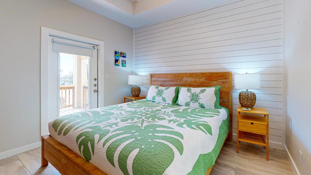  | BC102 Beautifully Decorated Townhome, Heated Shared Pool, 1 Minute to Beach