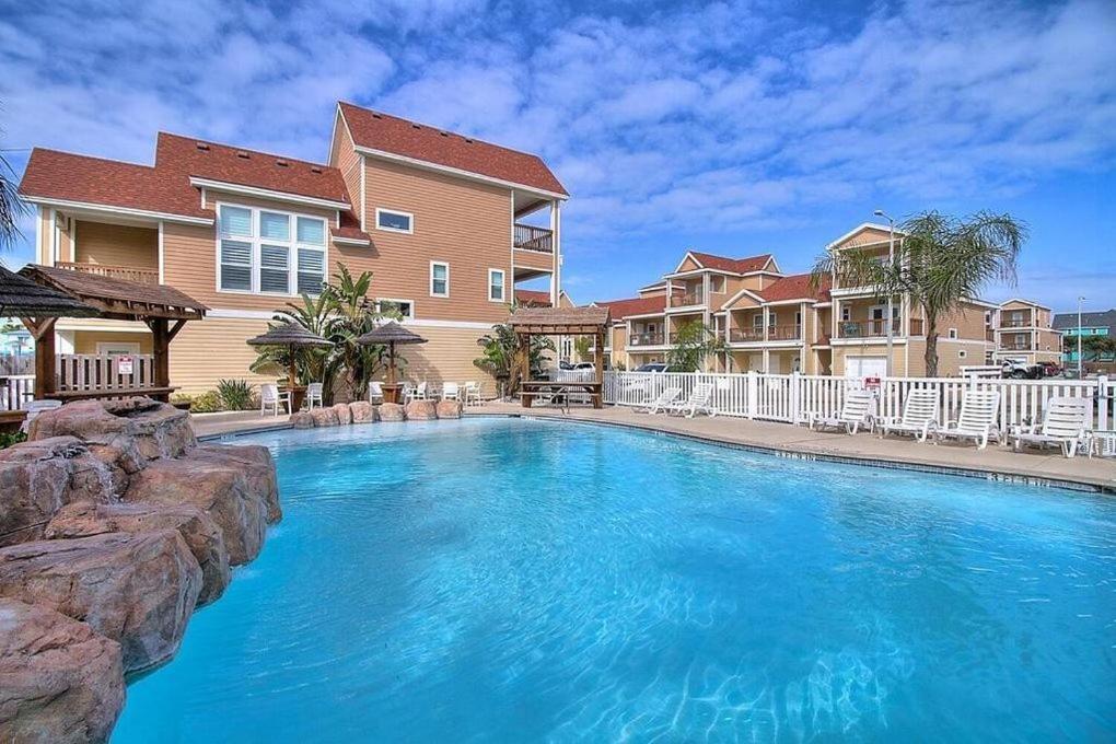  | BC102 Beautifully Decorated Townhome, Heated Shared Pool, 1 Minute to Beach