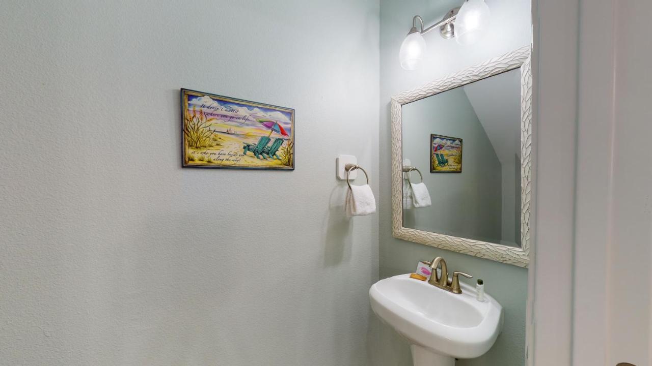 | BC202 Funky Parrot, Heated Saltwater Pool, Short Walk to Beach, Gameroom