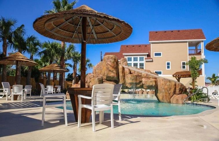 | BC207 Beautifully Decorated Townhome, Heated Pool, 1 Minute to Beach