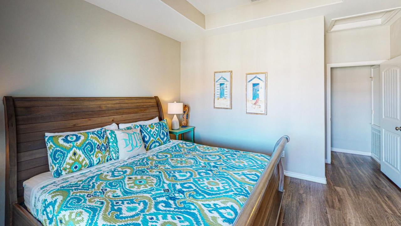 | BC403 Fabulous Townhome with Beach Decor, Shared Heated Pool, Garage Access