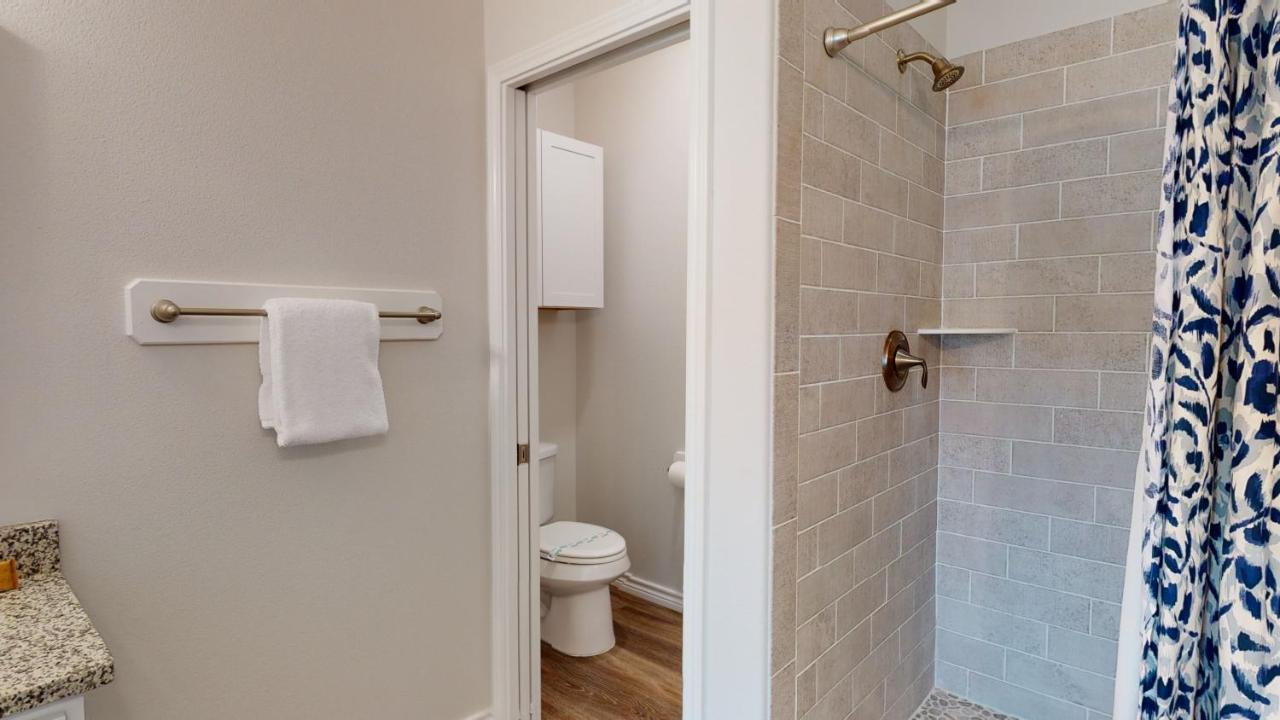 | CLP804 Upscale 5 Bedroom Home, Close to Beach with Boardwalk, Community Pool