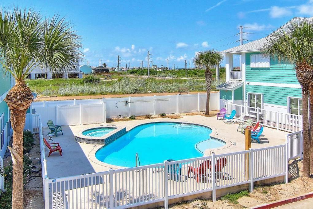 | MC16 Multi-Level Condo, Shared Pool & Hot Tub, Close to Beach