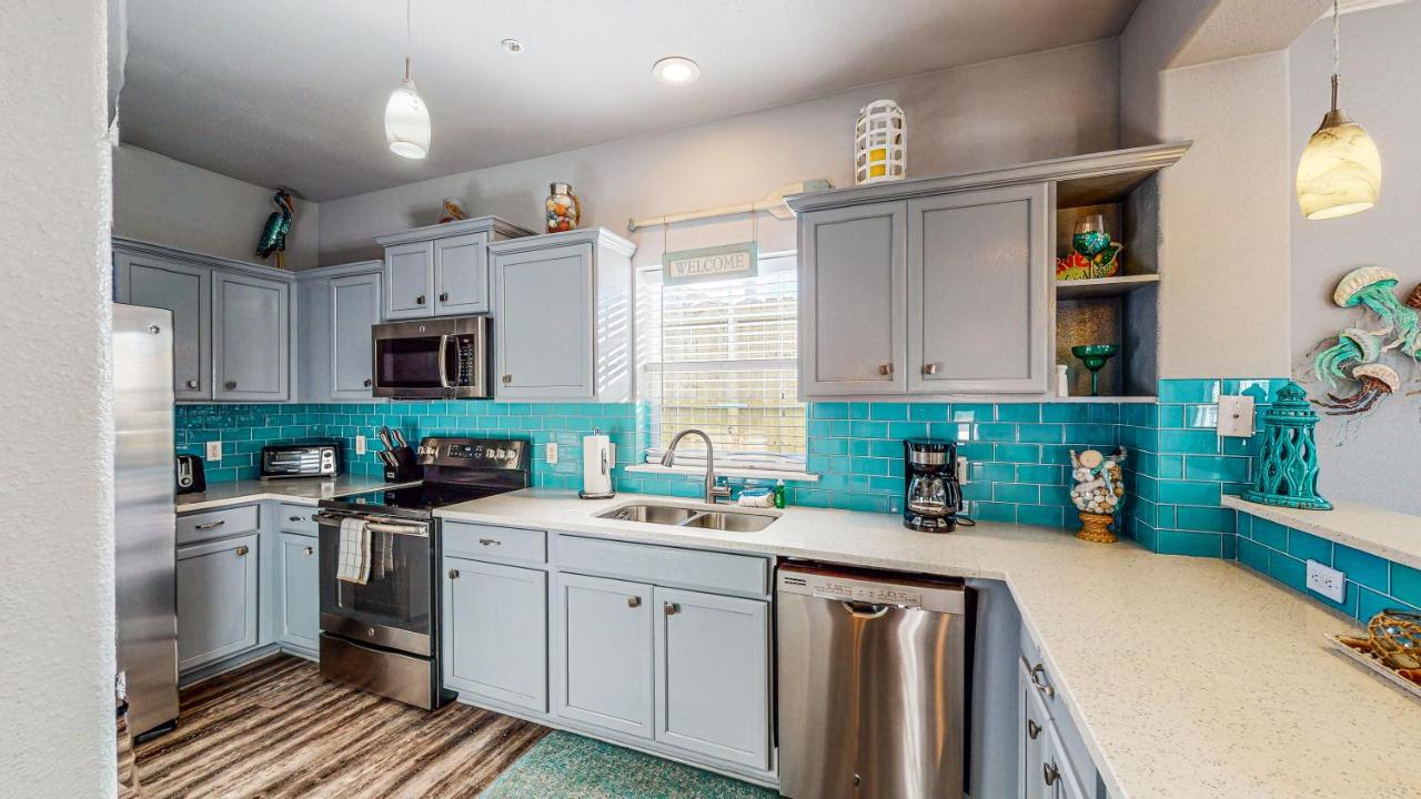 | MC16 Multi-Level Condo, Shared Pool & Hot Tub, Close to Beach