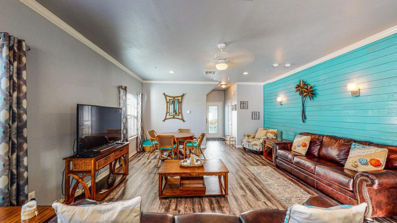 | MC16 Multi-Level Condo, Shared Pool & Hot Tub, Close to Beach