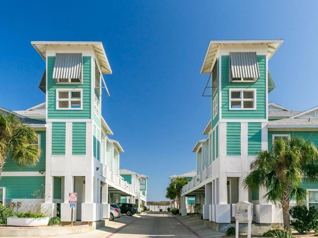 | MC16 Multi-Level Condo, Shared Pool & Hot Tub, Close to Beach