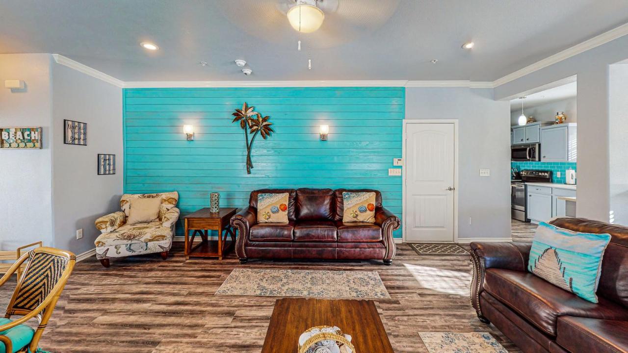  | MC16 Multi-Level Condo, Shared Pool & Hot Tub, Close to Beach