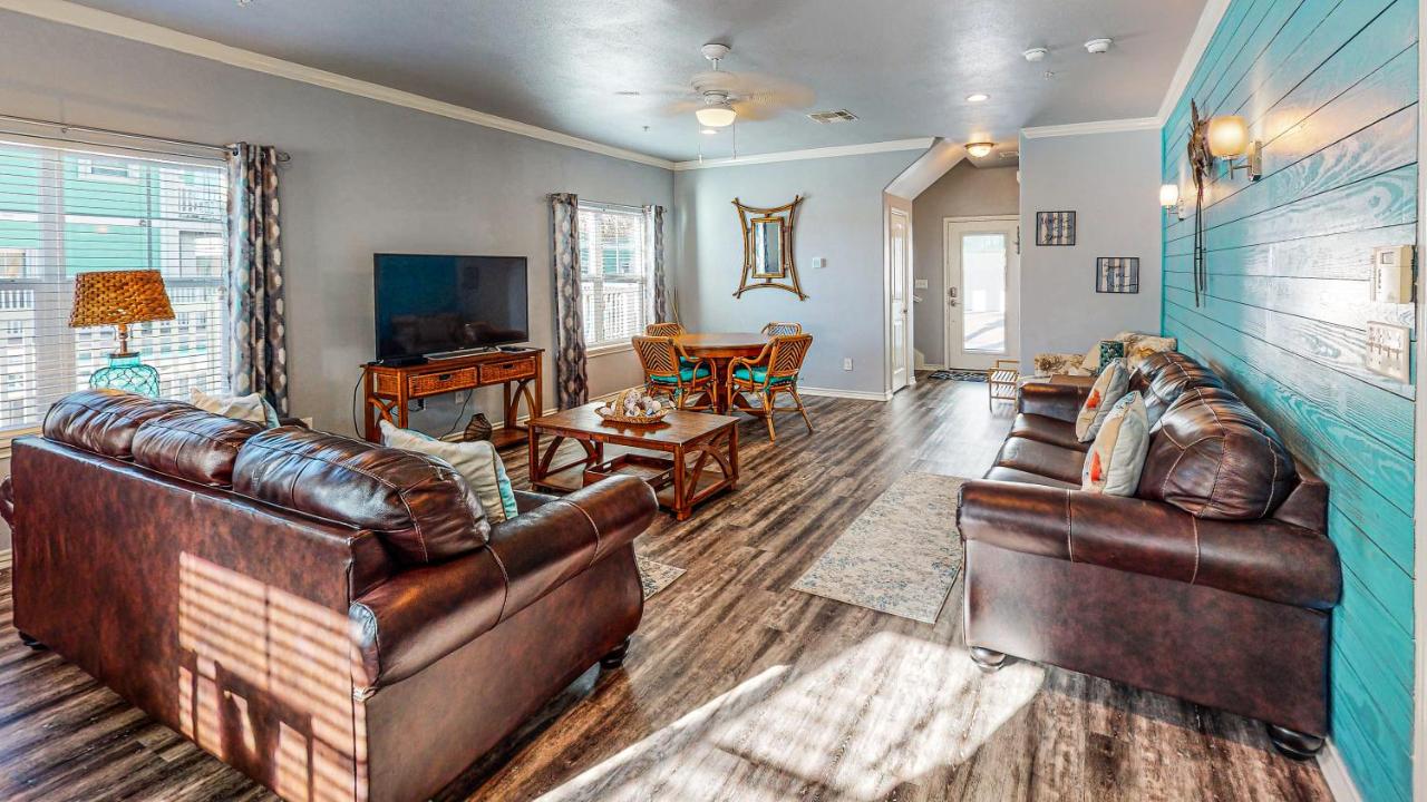 | MC16 Multi-Level Condo, Shared Pool & Hot Tub, Close to Beach