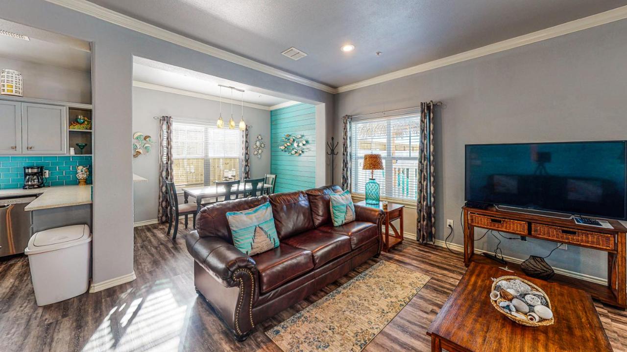 | MC16 Multi-Level Condo, Shared Pool & Hot Tub, Close to Beach