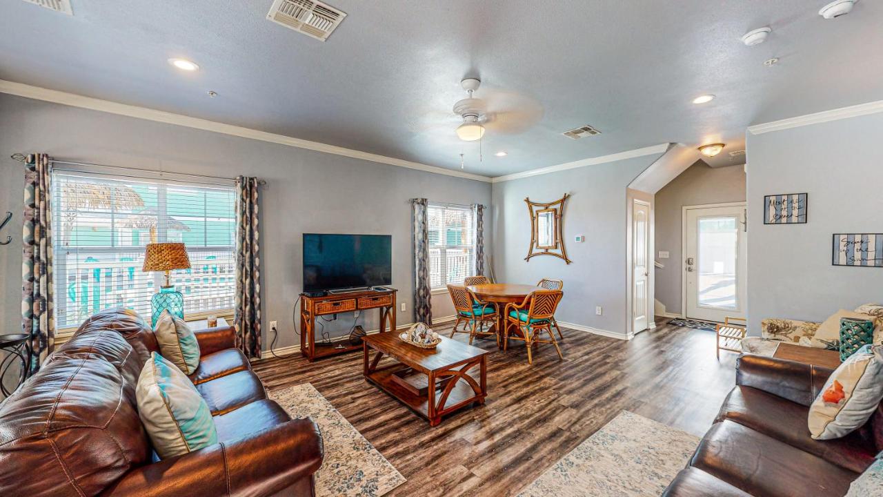 | MC16 Multi-Level Condo, Shared Pool & Hot Tub, Close to Beach