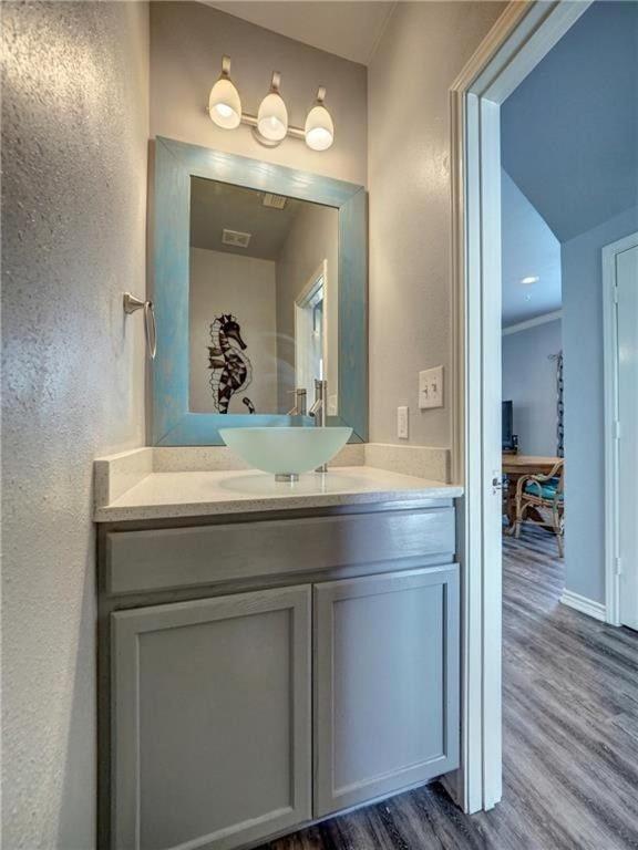 | MC16 Multi-Level Condo, Shared Pool & Hot Tub, Close to Beach