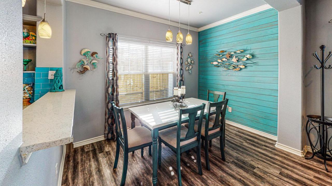 | MC16 Multi-Level Condo, Shared Pool & Hot Tub, Close to Beach