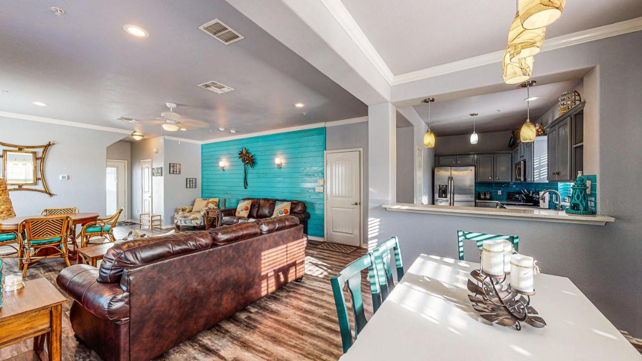 | MC16 Multi-Level Condo, Shared Pool & Hot Tub, Close to Beach