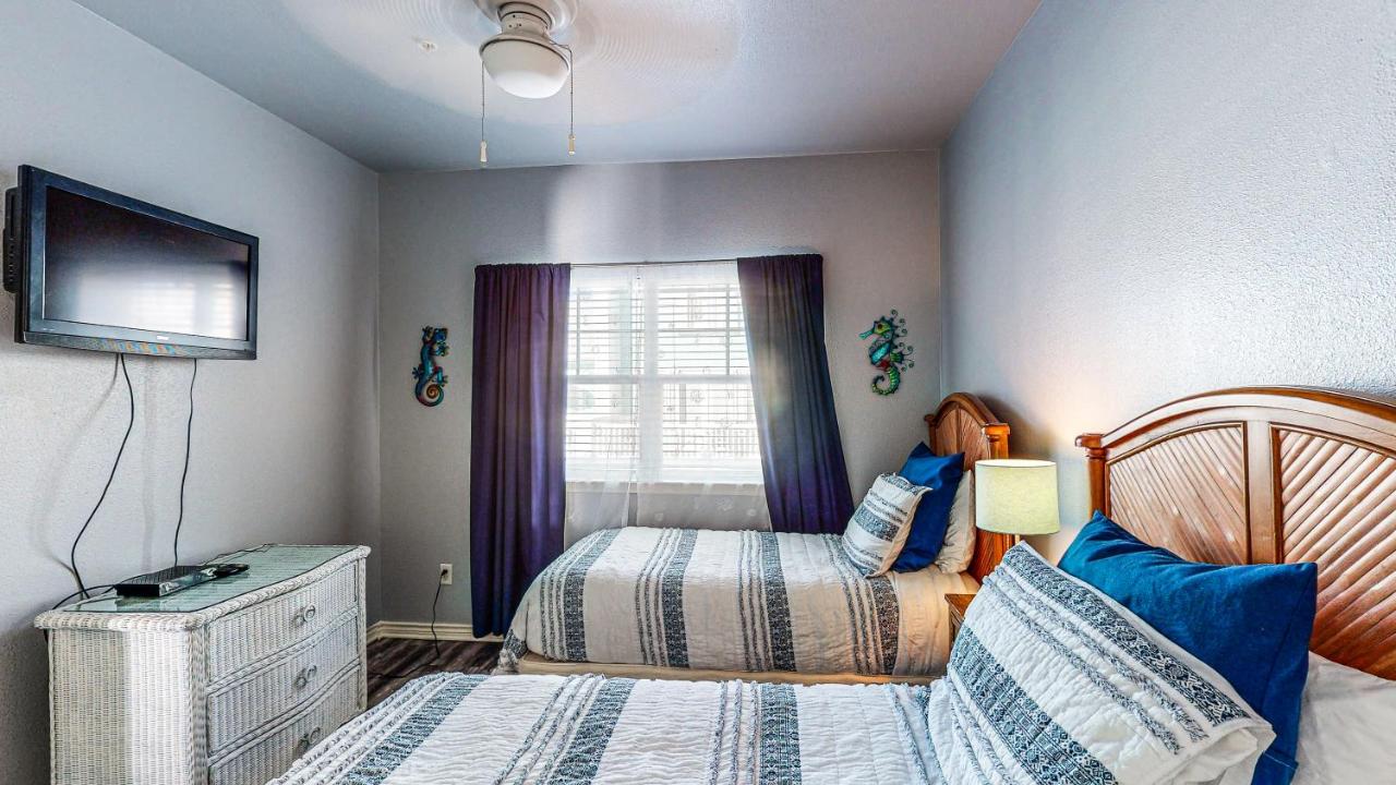 | MC16 Multi-Level Condo, Shared Pool & Hot Tub, Close to Beach
