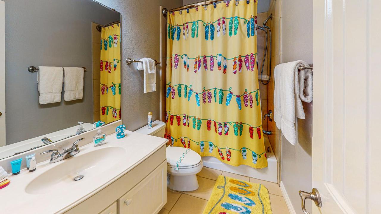 | MC16 Multi-Level Condo, Shared Pool & Hot Tub, Close to Beach