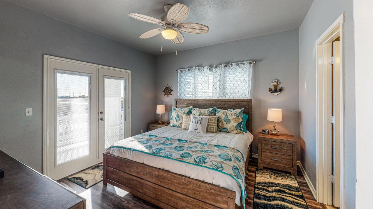 | MC16 Multi-Level Condo, Shared Pool & Hot Tub, Close to Beach