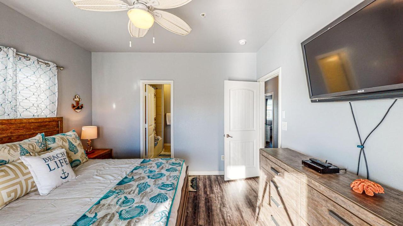| MC16 Multi-Level Condo, Shared Pool & Hot Tub, Close to Beach