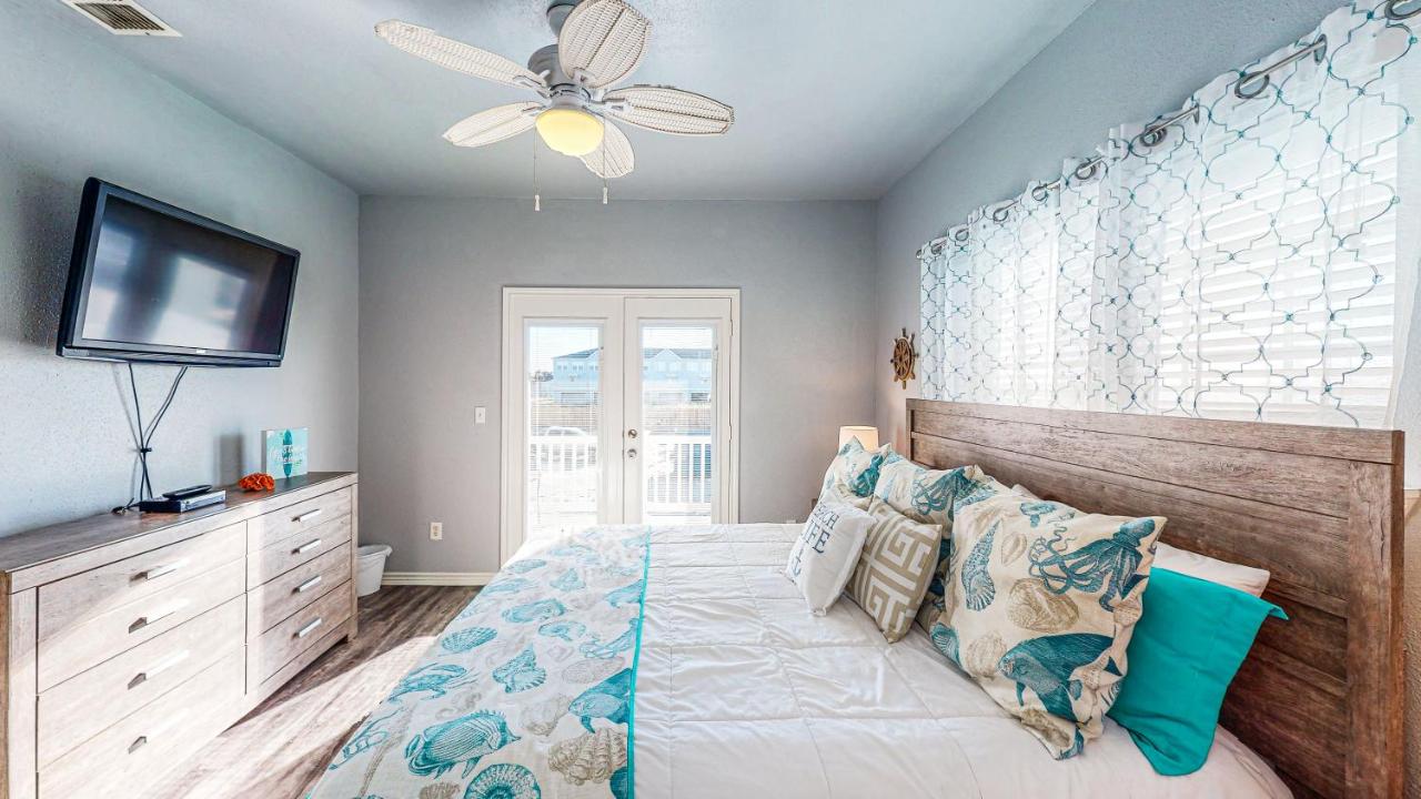 | MC16 Multi-Level Condo, Shared Pool & Hot Tub, Close to Beach