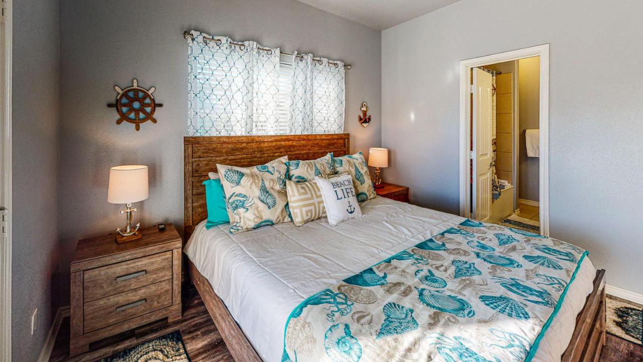 | MC16 Multi-Level Condo, Shared Pool & Hot Tub, Close to Beach