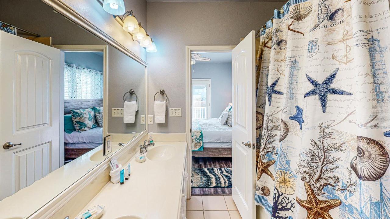 | MC16 Multi-Level Condo, Shared Pool & Hot Tub, Close to Beach
