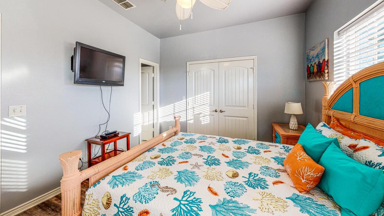 | MC16 Multi-Level Condo, Shared Pool & Hot Tub, Close to Beach