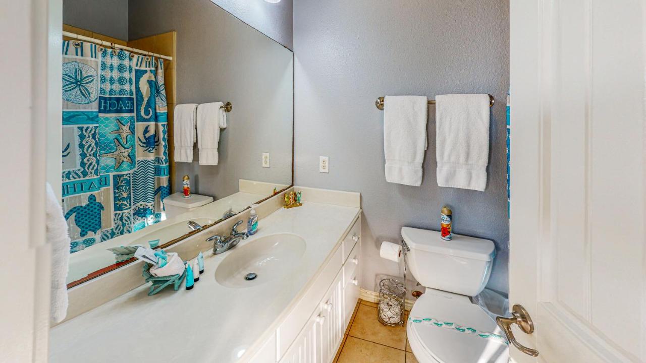 | MC16 Multi-Level Condo, Shared Pool & Hot Tub, Close to Beach