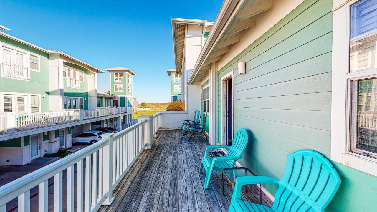 | MC16 Multi-Level Condo, Shared Pool & Hot Tub, Close to Beach