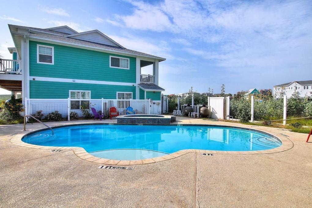 | MC16 Multi-Level Condo, Shared Pool & Hot Tub, Close to Beach