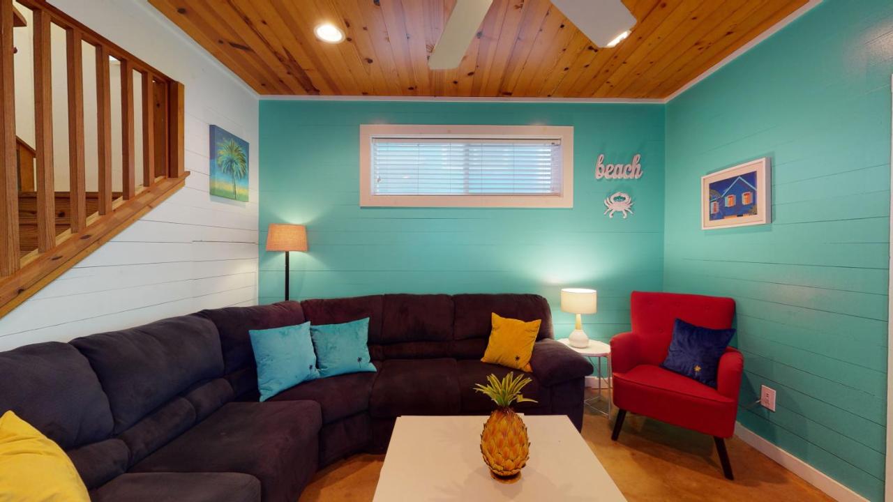  | RP23 Fun Townhouse with Fiesta Decor, Shared Pool, Ample Parking
