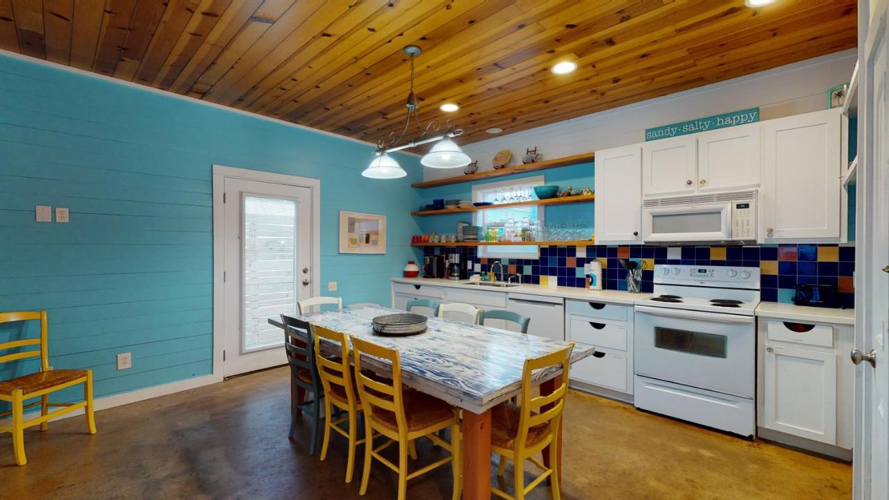  | RP23 Fun Townhouse with Fiesta Decor, Shared Pool, Ample Parking