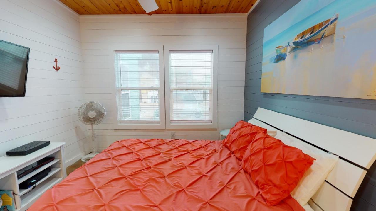  | RP23 Fun Townhouse with Fiesta Decor, Shared Pool, Ample Parking