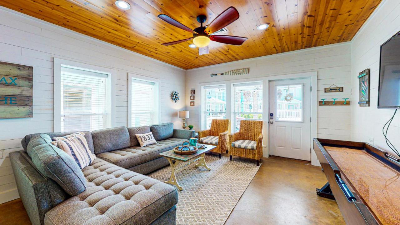  | TC304 Cool and Roomy Townhome Close to Beach, Shared Pool