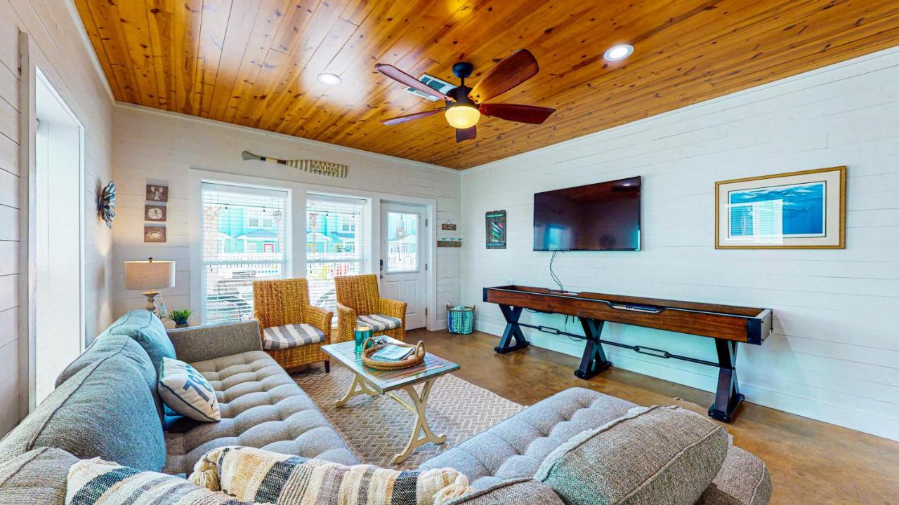  | TC304 Cool and Roomy Townhome Close to Beach, Shared Pool