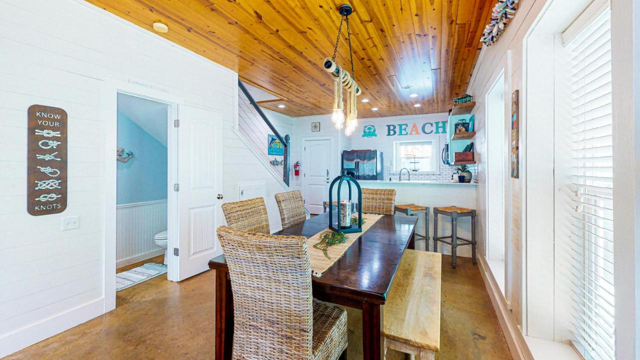  | TC304 Cool and Roomy Townhome Close to Beach, Shared Pool