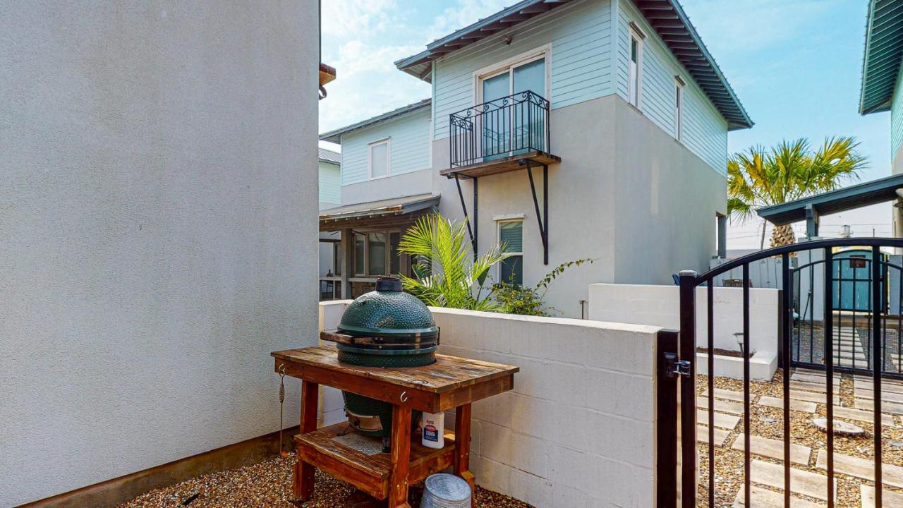  | TP5 5BR Townhome, Shared Pool, In Town, Near Beach
