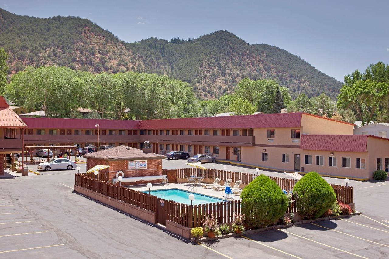 | Glenwood Springs Cedar Lodge