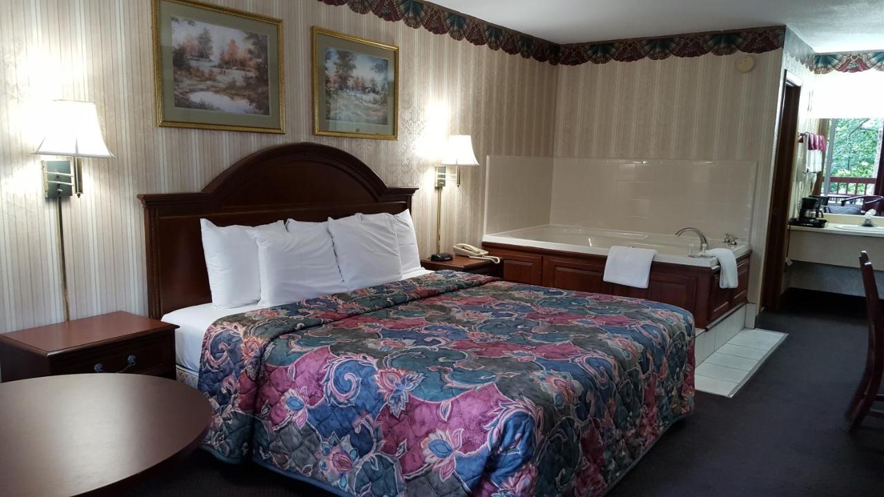 King Suite with Jacuzzi - Non-Smoking at Ozarka Lodge
